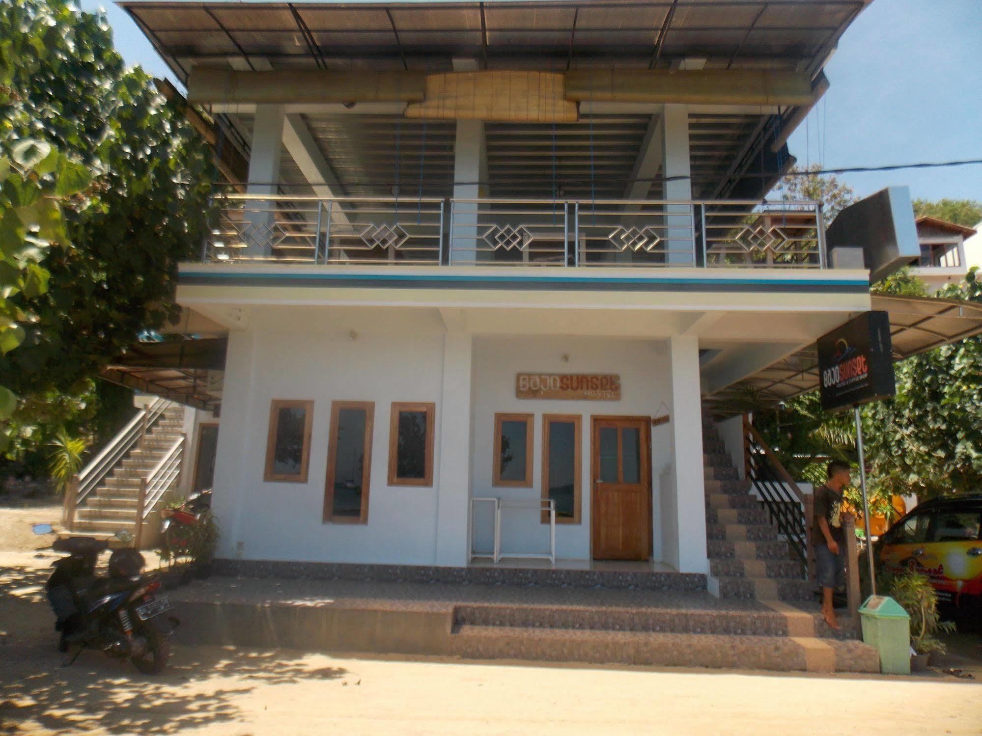 Bajo Sunset Hostel Лабуан Баджо Екстериор снимка