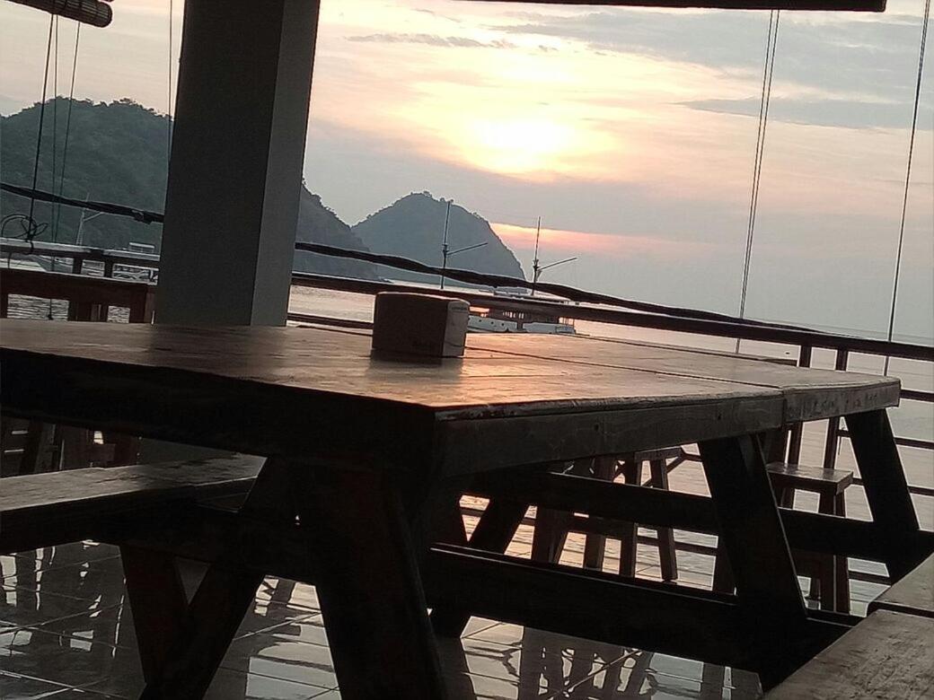 Bajo Sunset Hostel Лабуан Баджо Екстериор снимка