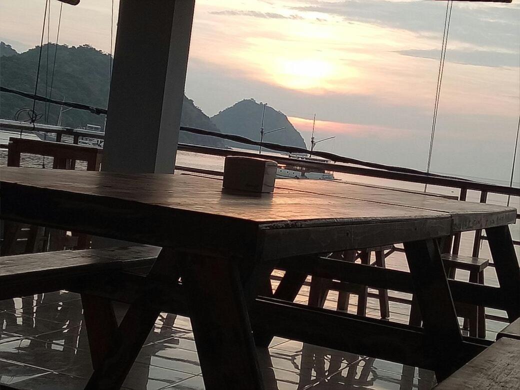 Bajo Sunset Hostel Лабуан Баджо Екстериор снимка